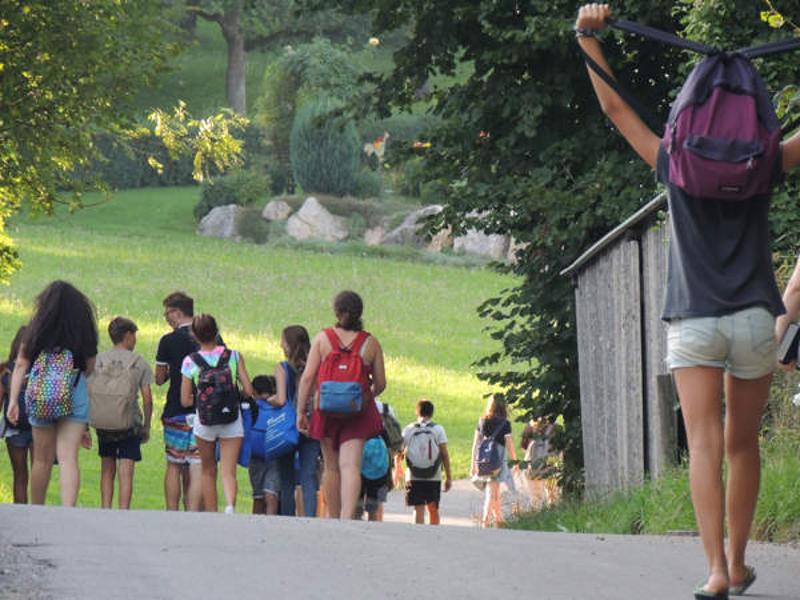 grupo de jovenes caminando por la naturaleza del campamento de verano en alemania para irse de excursion