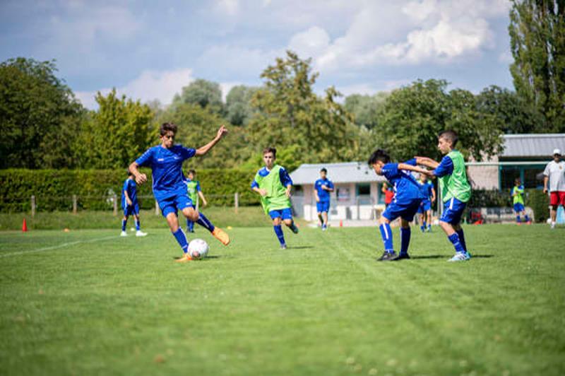 competicion de jovenes jugando al futbol en el campamento de verano en alemania