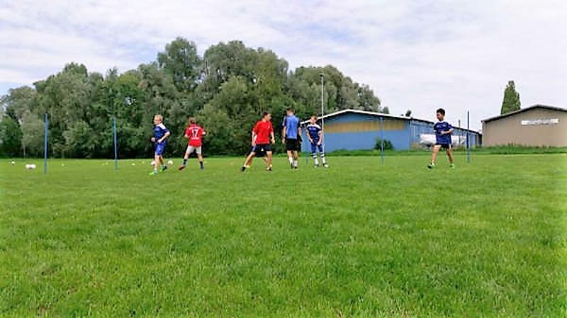 grupo de alumnos haciendo deporte en el campo de futbol para el campamento de verano en alemania