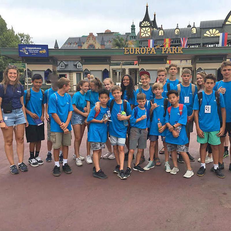 grupo de niños en una excursion multiaventura al parque de atracciones del campamento de verano en alemania