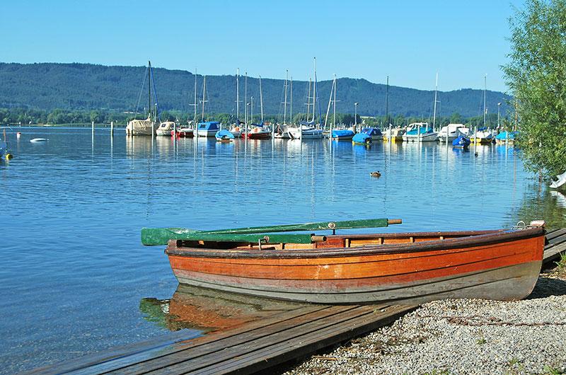 barco en la naturaleza del lago del campamento de verano en alemania
