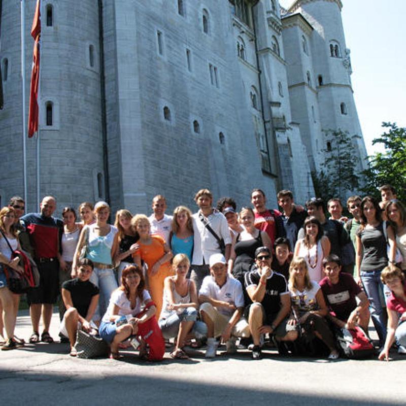 grupo de jovenes participantes en el campamento de verano en alemania durante una excursion