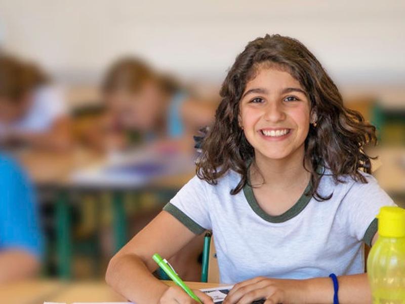 niña realizando sus deberes tecnologicos durante el campamento de verano en alemania