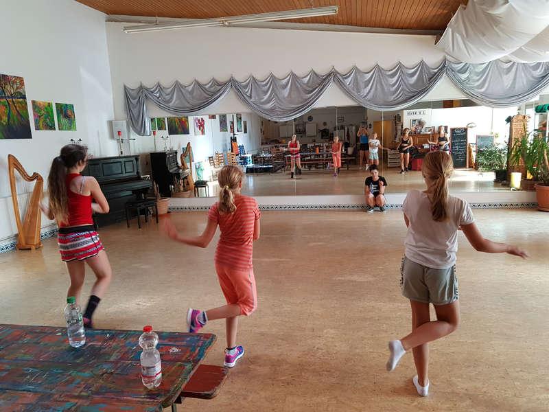 Niños realizando una coreografía durante un campamento baile España