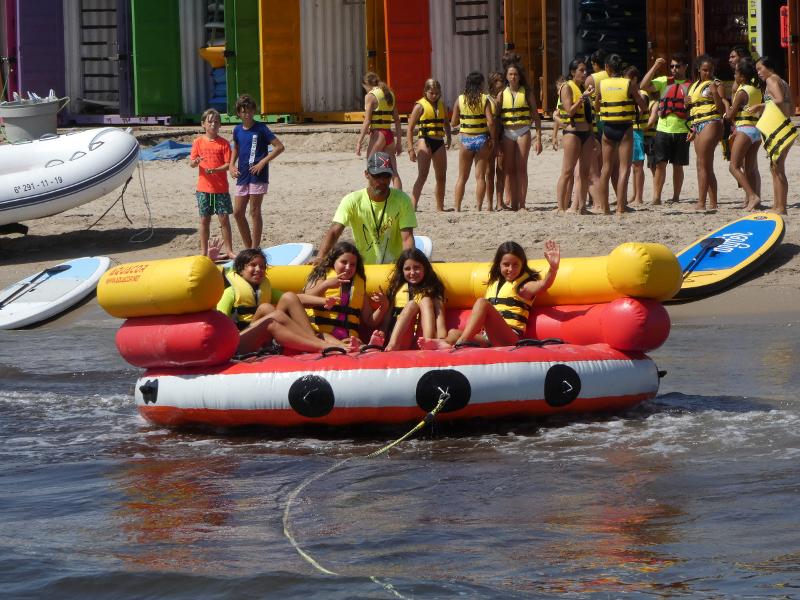 niñas en el flotador de las vacaciones con niños