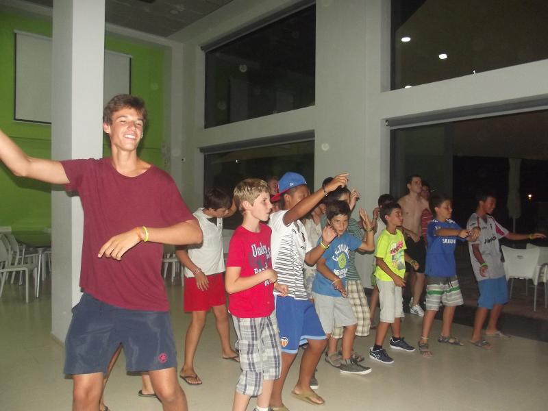 disfrutando del baile en las vacaciones con niñas