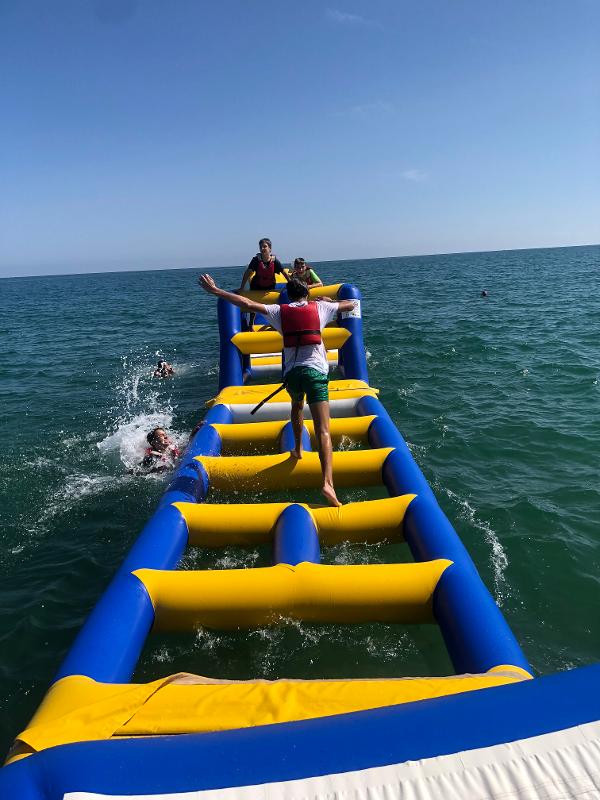 diversion en las actividades del campamento en las vacaciones con niños