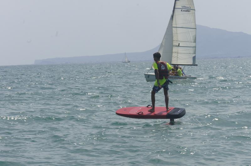 usando la tabla de efoil en las vacaciones con niños
