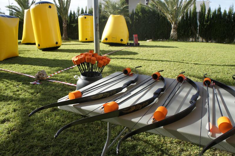 Arcos y flechas en una mesa en el jardín en colonia náutica en Valencia
