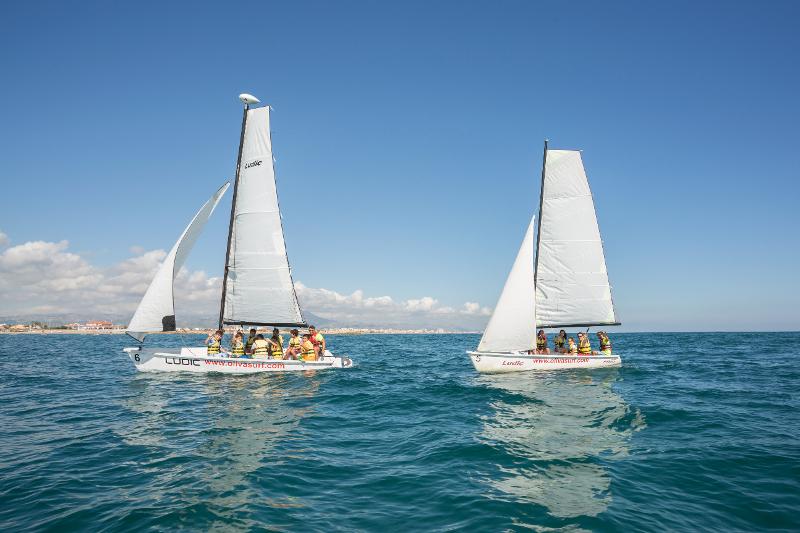 Campistas en dos barcos de vela en colonia náutica en Valencia