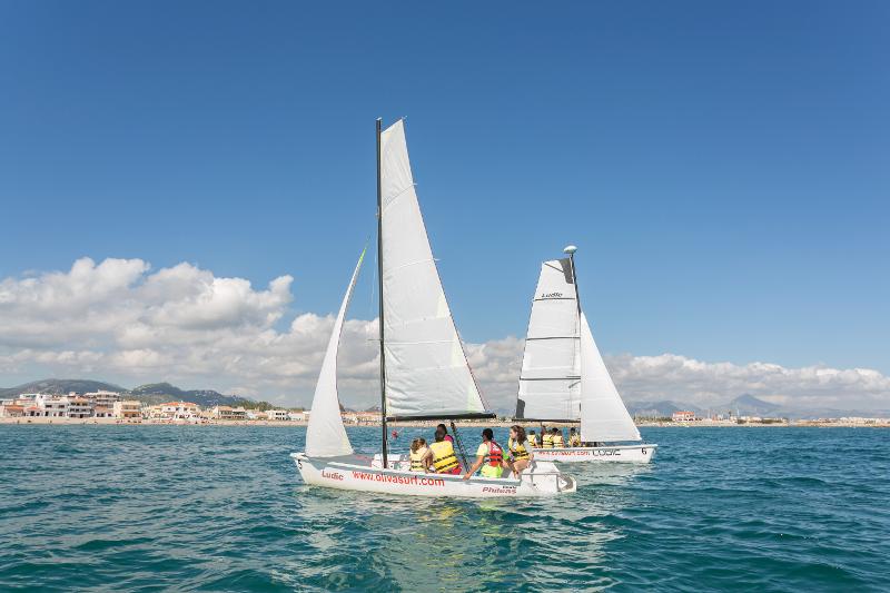 Campistas haciendo vela en colonia náutica en Valencia