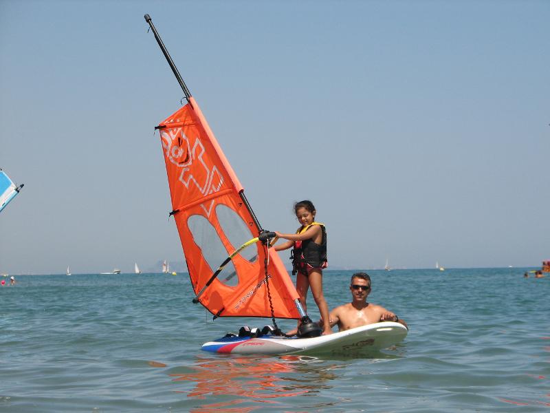 Niña haciendo windsurf en colonia náutica en Valencia