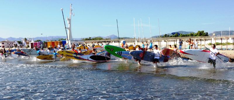 jóvenes preparados para realizar surf en la playa del campamento inglés verano Valencia