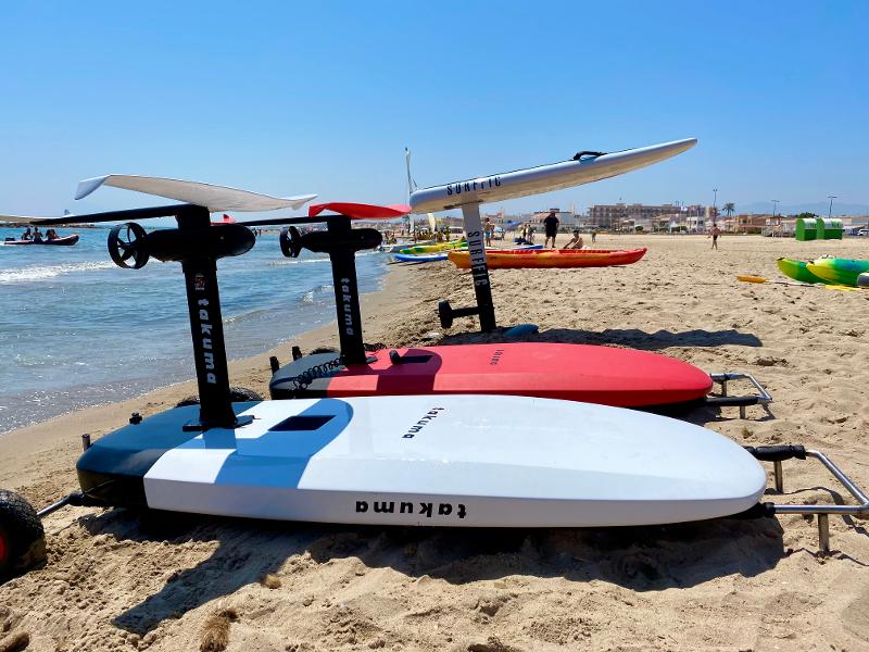 Tablas para el curso de efoil preparadas en la orilla de la playa