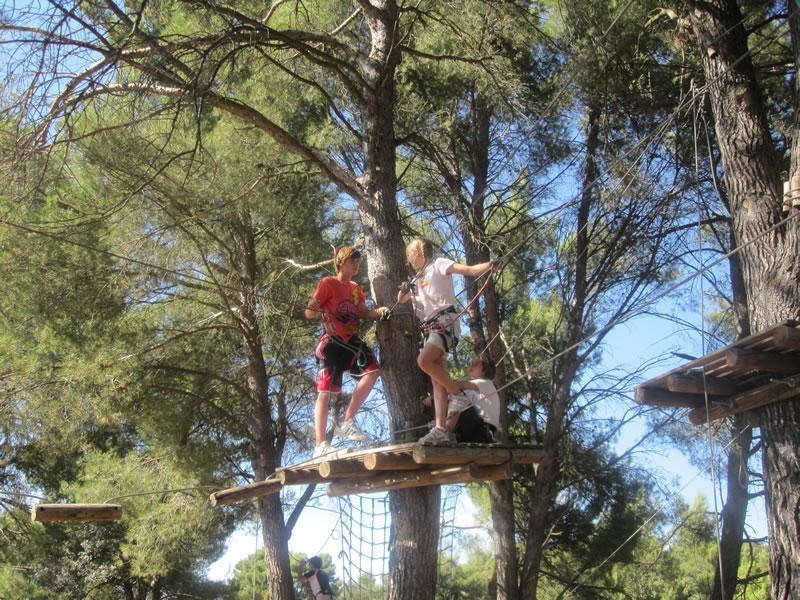 jovenes realizando actividades multiaventura en el campamento multiaventura en francia