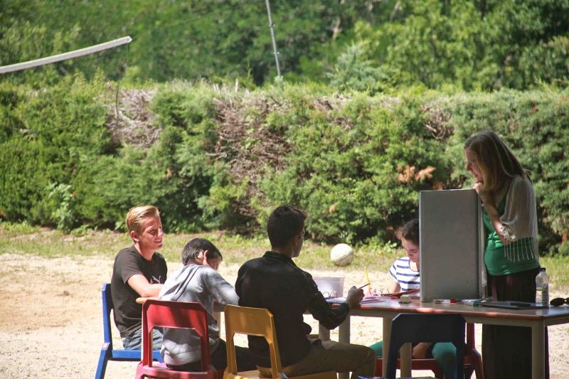 jovenes haciendo los deberes en frances del campamento de verano en francia