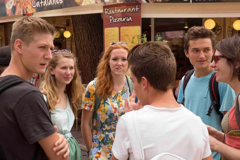 grupo de jovenes charlando con los monitores en una actividad de exterior del campamento de verano en francia