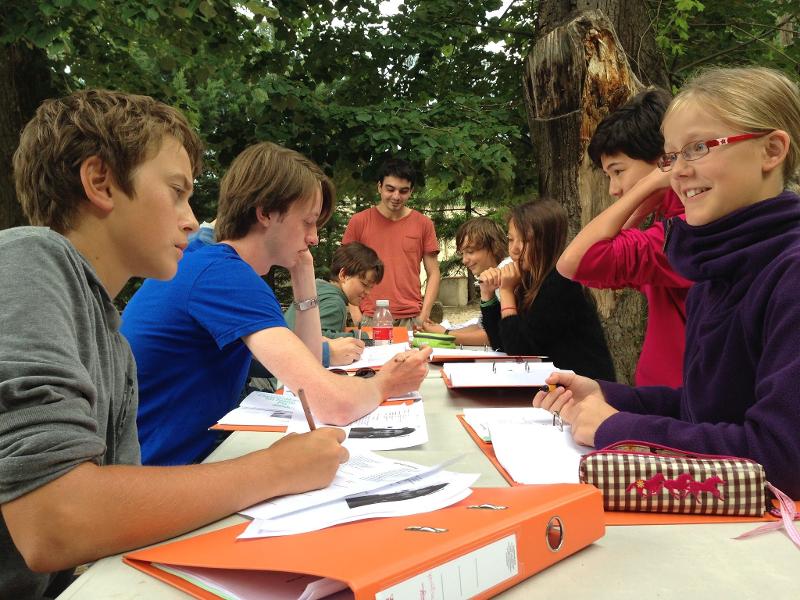 jovenes haciendo los deberes de las clases de idiomas en el campamento de verano en francia
