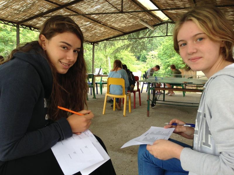 niñas haciendo deberes en frances del campamento de verano en francia