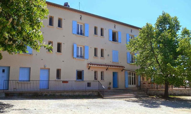 fachada exterior del campamento de verano en francia