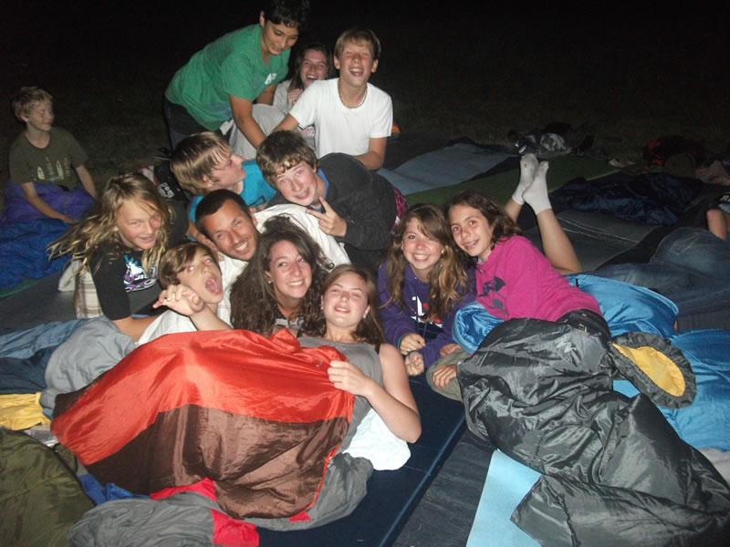 grupo de jovenes preparados para una noche de dormir en la naturaleza en el campamento de verano en francia