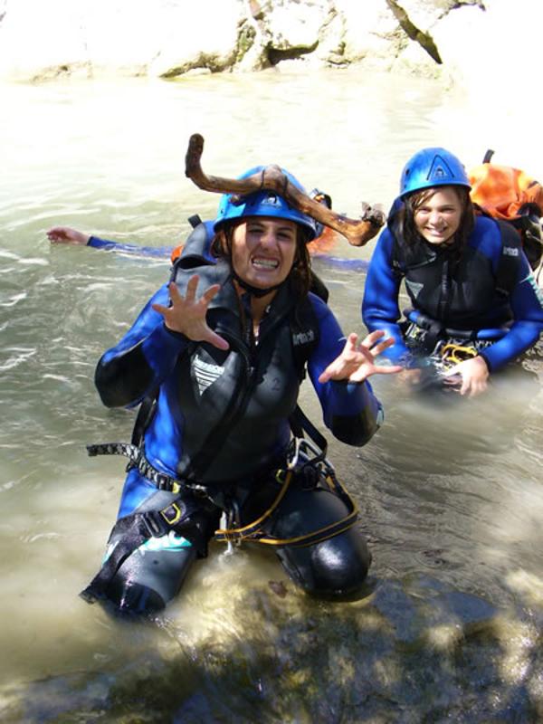 jovenes posando en el rio preparados para las actividades del campamento multiaventura en francia