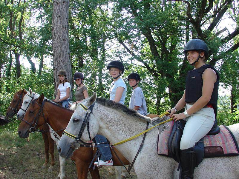 jovenes preparadas para una actividad de hipica en la naturaleza en el campamento de verano en francia