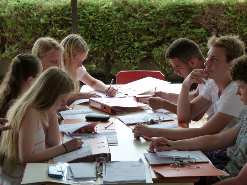 Jovenes estudiando para las clases del surfcamp francia