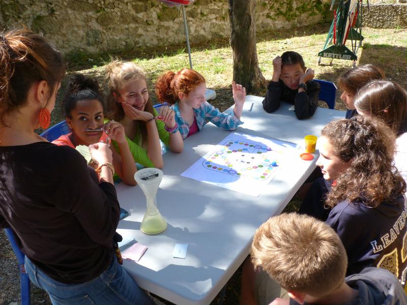 jovenes realizando juegos con su monitora del campamento de idiomas en francia