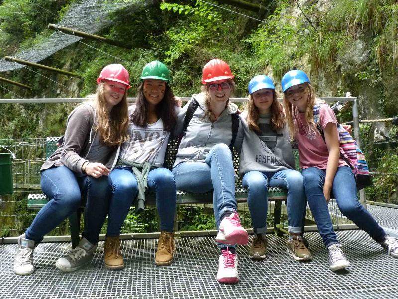 grupo de jóvenes preparadas para hacer escalada en el campamento verano Ciudad Real