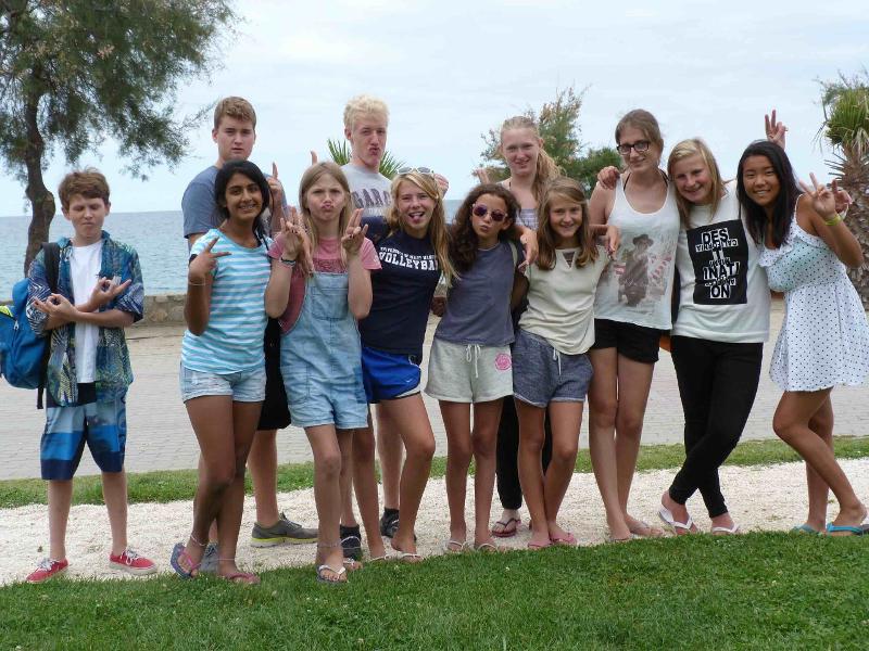 grupo de jovenes posando en el exterior del campamento de verano en francia