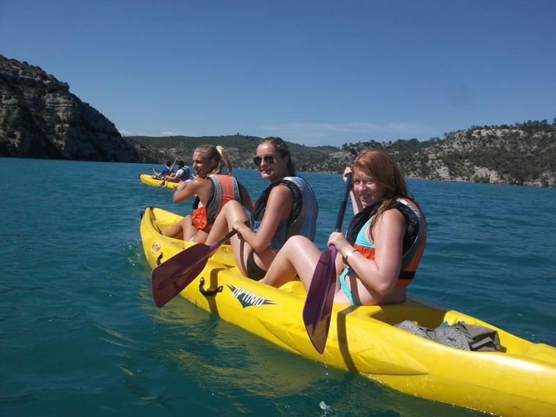 Jovenes haciendo kayak en el rio con el campamento de verano en francia