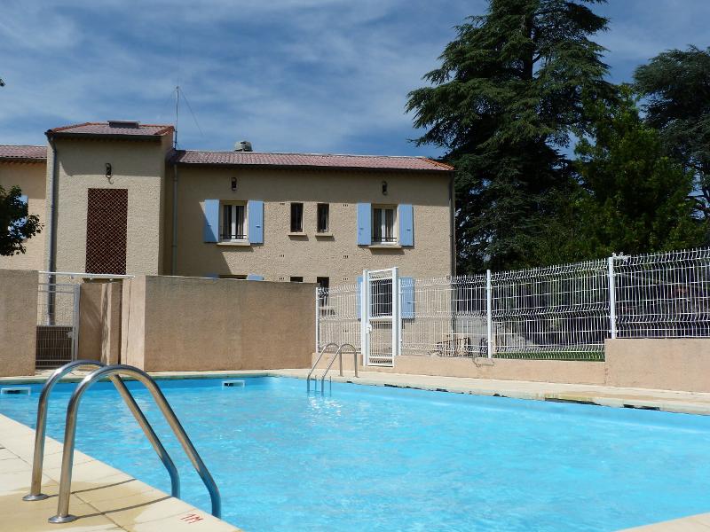 Piscina donde los niños descansan y realizan actividades acuaticas en el campamento de verano en francia