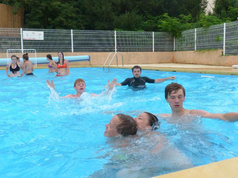 Jovenes disfrutando de la piscina en las actividades acuaticas del campamento de verano en francia