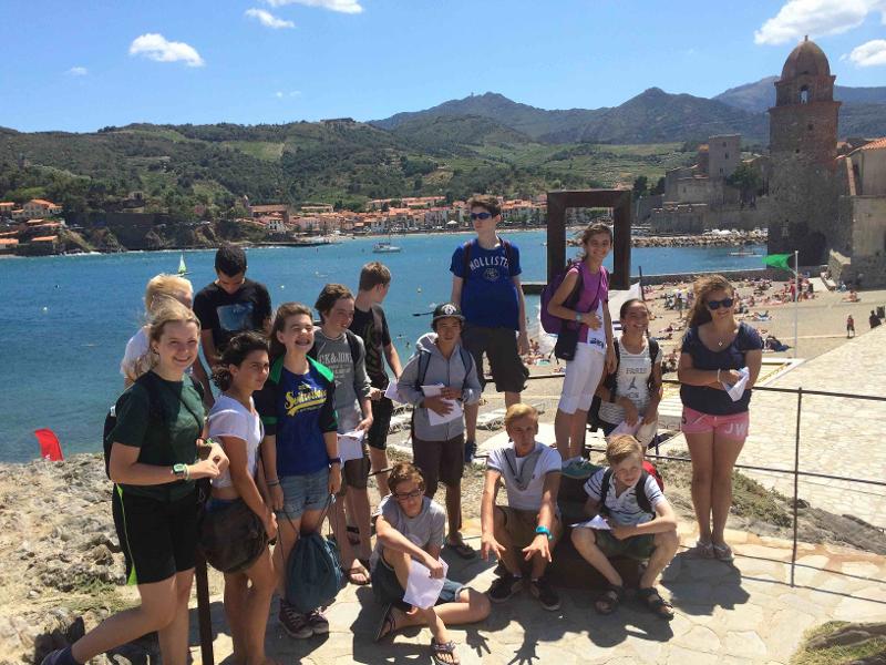 Grupo de jovenes posando en el lago donde realizan las actividades acuaticas del campamento de verano en francia
