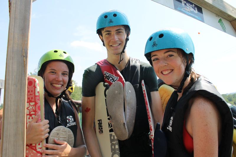 Grupo de niños felices en un dia de actividades acuaticas en el campamento de verano en francia