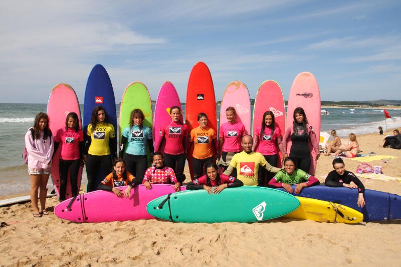 grupo de niñas en la playa con las tablas de surf de roxy en el campamento de verano en Cantabria