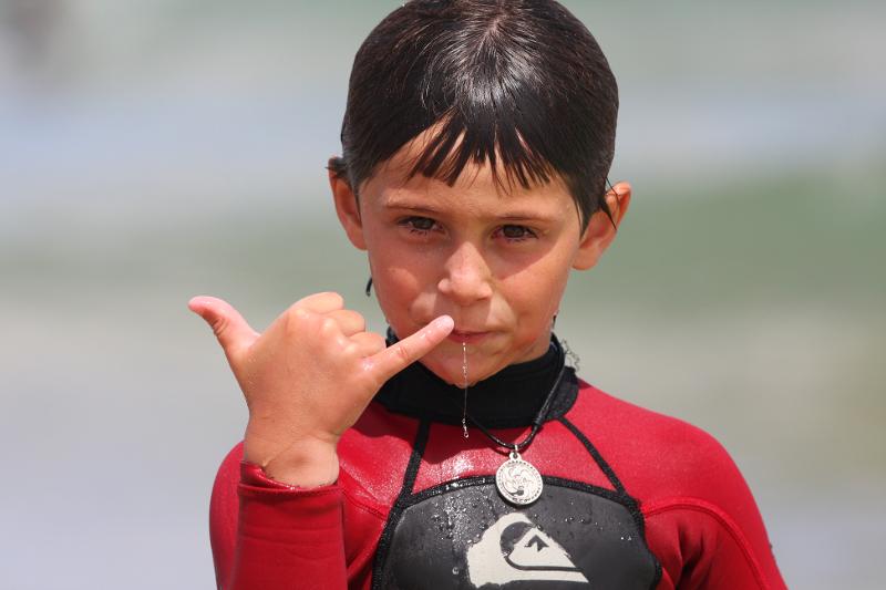 Niño haciendo gestos después de bañarse en surfcamp en cantabria