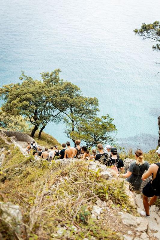 Los chicos caminan hacia la playa durante el curso de idiomas España