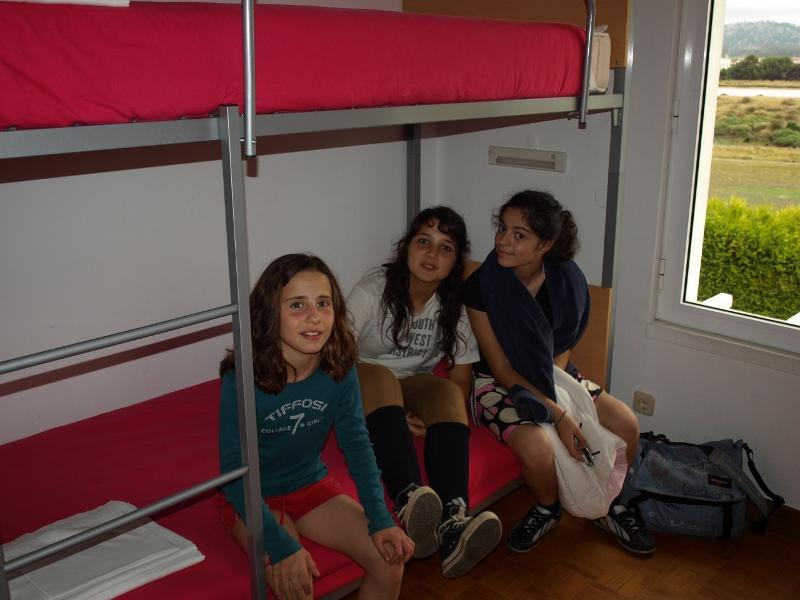 niñas en la habitacion descansando de las clases de hipica del campamento de verano en portugal