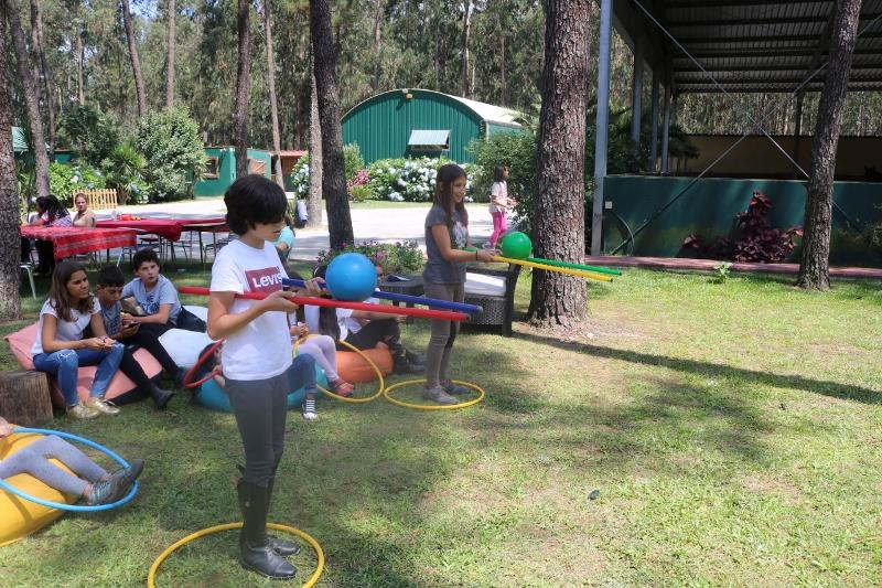 niños realizando juegos con sus compañeros del campamento de verano en portugal