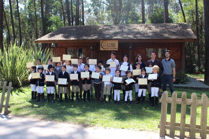 niños con su diploma de hipica por haber participado en el campamento de verano en portugal