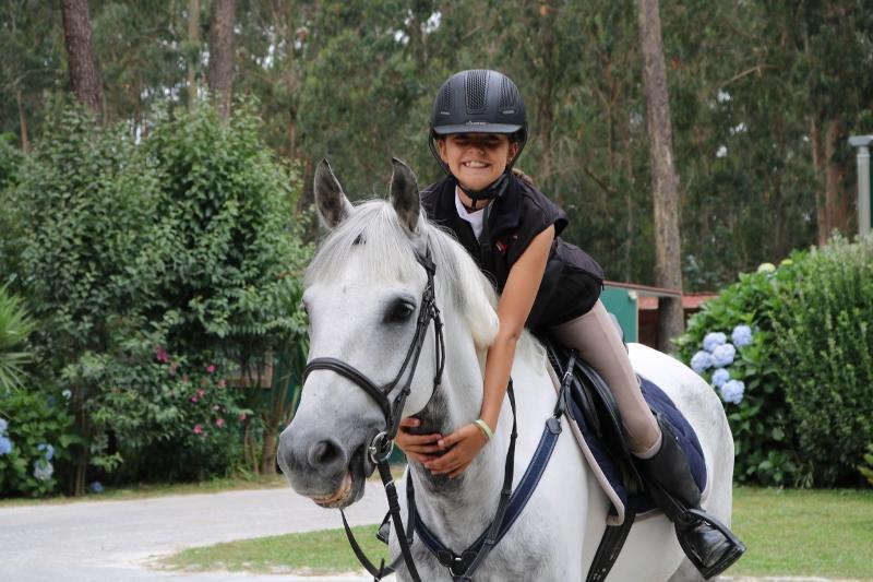niña realizando hípica en el campamento de verano en Portugal