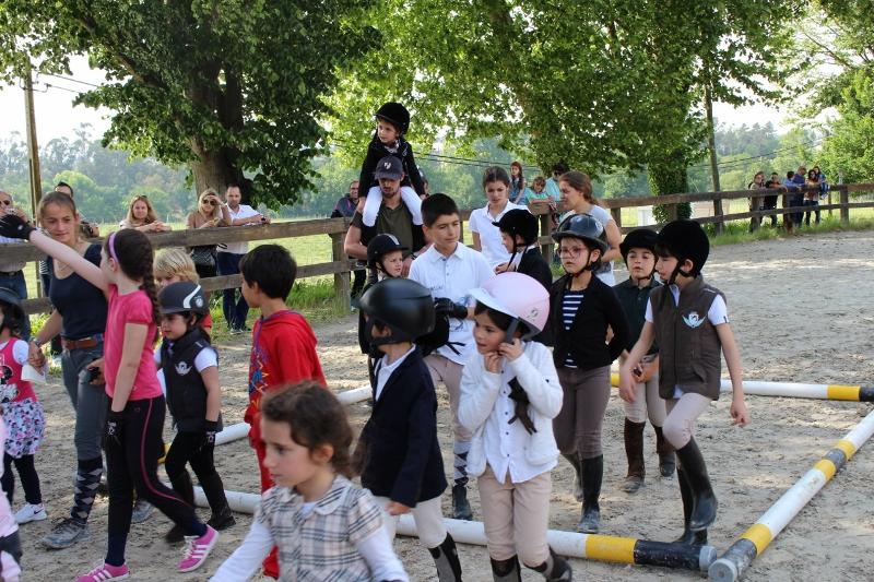 niños vestidos con la ropa de equitacion para las clases de hipica en el campamento de verano en portugal