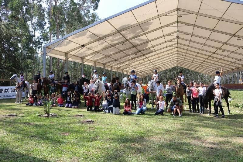 jovenes con caballos preparados para las clases de hipica en el campamento de verano en portugal
