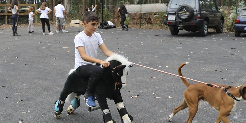 niño jugando por las instalaciones del campamento de verano en portugal
