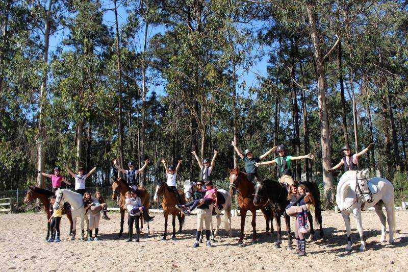grupo de jovenes montados a caballo celebrando el campamento hipico en portugal