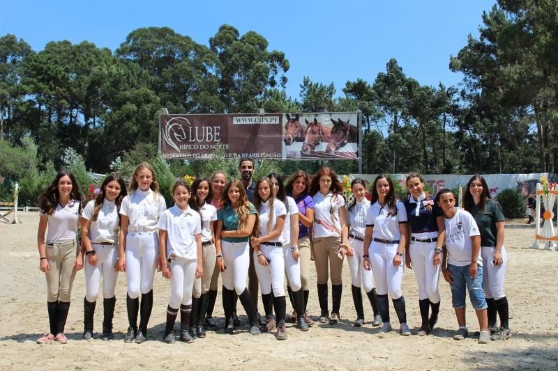 grupo de niñas vestidas para la clase de hipica en el campamento de verano en portugal