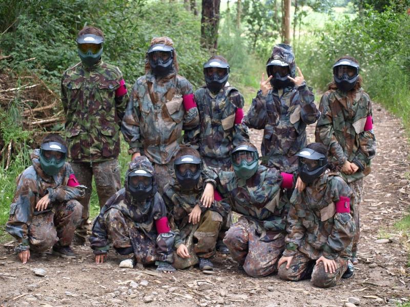 jovenes preparados para las actividades multiaventura del campamento de verano en portugal