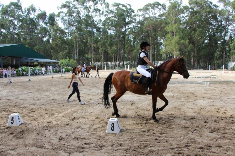 joven practicando hipica en las instalaciones del campamento de verano en portugal